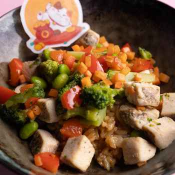 Рис з куркою та паровими овочами