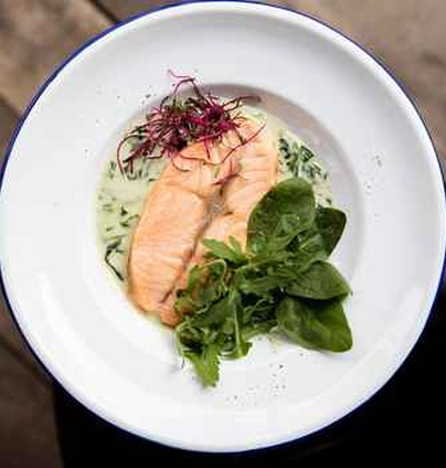 Лосось на шпинаті в соусі бешамель від Club FM 