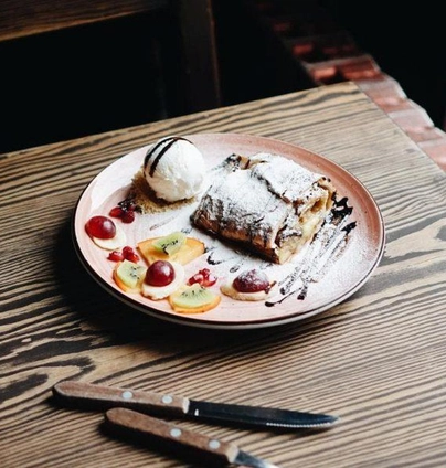 Штрудель з яблуками та морозивом від Файне Місто 