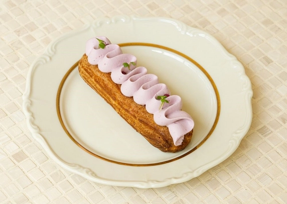 Еклер ягідний від DIM Bakery 