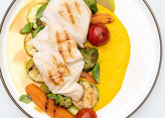 Куряче філе із грильованими овочами та ніжним морквяним кремом із кардамоном від Cafe Mone 