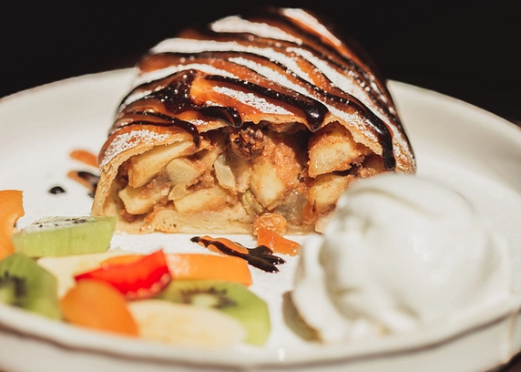 Штрудель з яблуками та морозивом від Файне Місто 