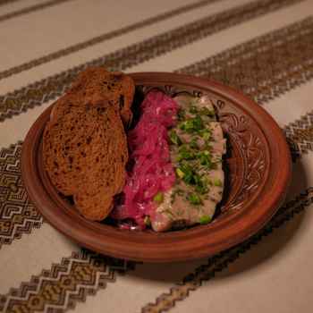 Оселедець з грінками