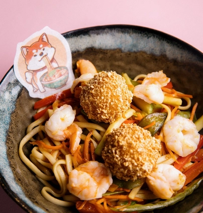 Локшина з креветками та рисовими кульками від Young 