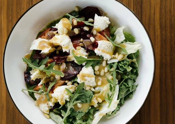 Салат із буряком та молодою моцарелою від Cafe Mone 