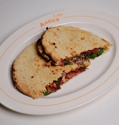 Чіабата з рваною телятиною від ANTICA Eatery 