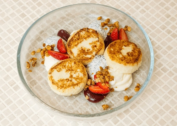 Сирники з маковим кремом від DIM Bakery 