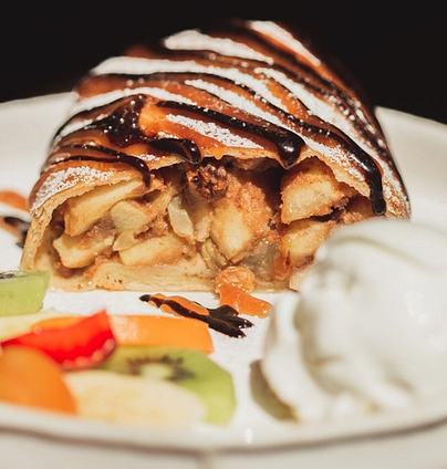 Штрудель з яблуками та морозивом від Файне Місто 