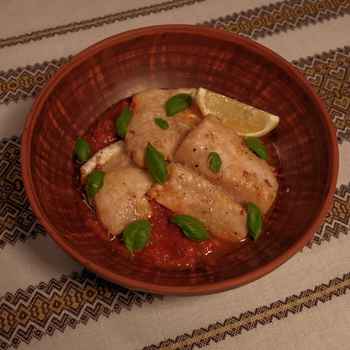 Запечене філе хека на томатній основі 