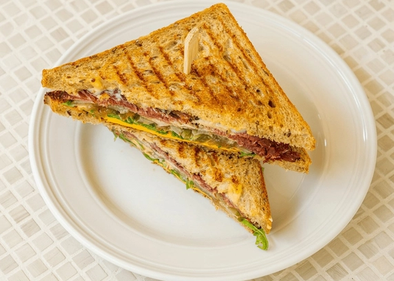 Сандвіч з пастрамі від DIM Bakery 