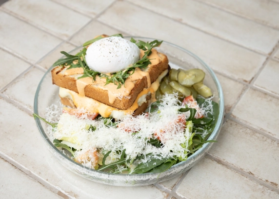 Французький тост з пастрамі від DIM Bakery 