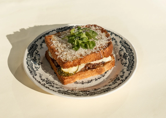 Сендвіч з томленою телятиною від Cafe Mone 