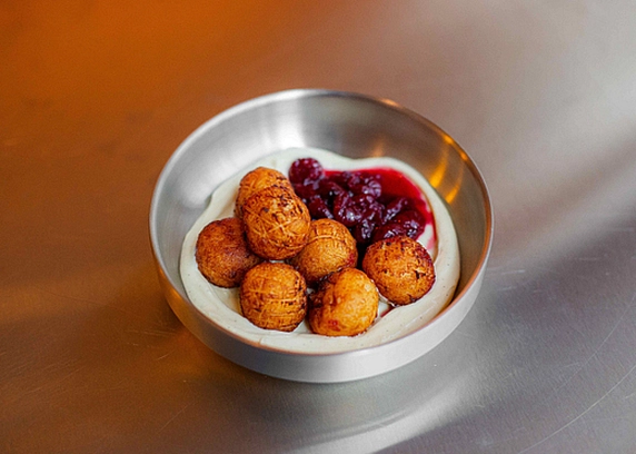 Сирні кульки з ванільним кремом та вишнею від B&B Community 