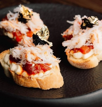 Брускети з крабом  та томатним конфітюром від Young 