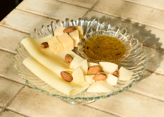 Плато сирів з трюфельним медом /Chees Mood - DIM Bakery 