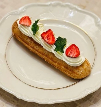 Еклер полуничний від DIM Bakery 
