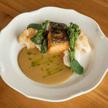 Стейк лосося гриль з броколіні