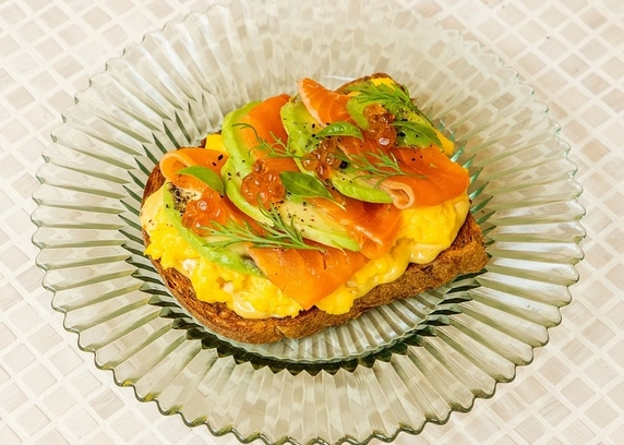 Авокадо тост від DIM Bakery 