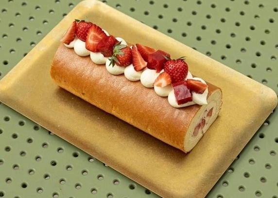 РУЛЕТ бавовняний полуничний цілий 900 г від DIM Bakery 