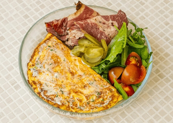 Омлет з пастрамі від DIM Bakery 