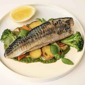 Запечена макрель із соусом песто та овочами