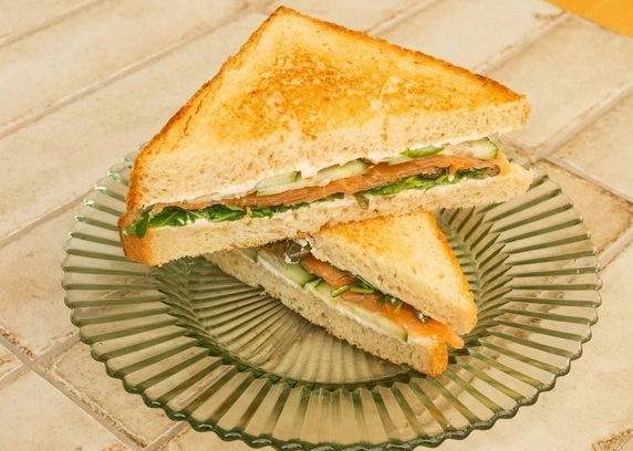 Сандвіч з лососем від DIM Bakery 