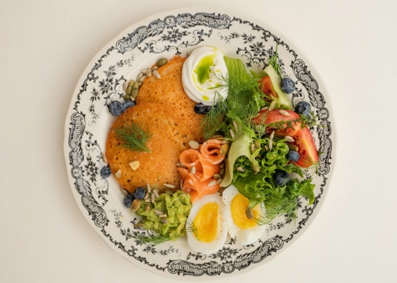 Панкейки з червоної сочевиці з лососем від Cafe Mone 