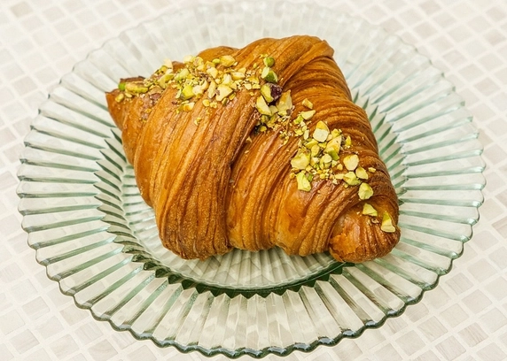 Круасан фісташковий від DIM Bakery 