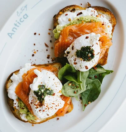 Сніданок з лососем та авокадо - ANTICA Eatery 