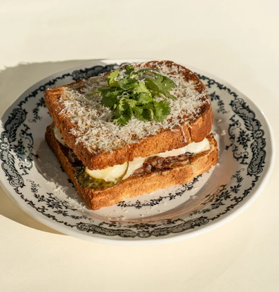 Сендвіч з томленою телятиною від Cafe Mone 