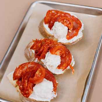 Брускетта з  Салямі