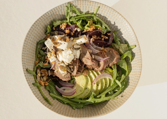 Салат з індичою печінкою, буряком та авокадо від Cafe Mone 