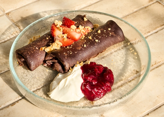 Шоколадні млинці з вишнею та маком від DIM Bakery 