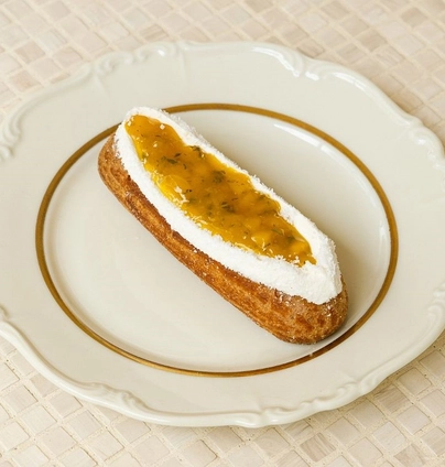Еклер манго маракуйя від DIM Bakery 