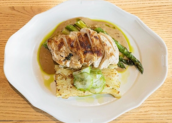 Курячий стейк з гратеном та спаржою від Na Nebi 