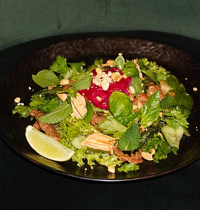 Салат з телятиною та фучджу від Young 