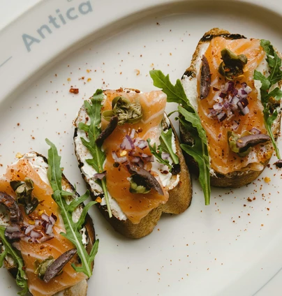 Кростіні з лососем  - ANTICA Eatery 