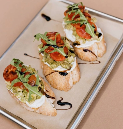 Брускети з авокадо та моцареллою від Club FM 