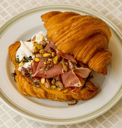 Круасан з прошуто від DIM Bakery 