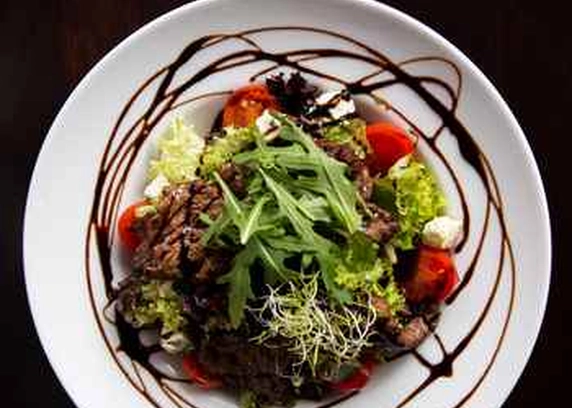 Салат з ніжною телятиною та сиром дор блю від Club FM 