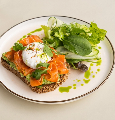Авокадо тост з лососем та яйцем пашот на ц/з бріоші від Cafe Mone 