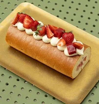 РУЛЕТ бавовняний полуничний цілий 900 г від DIM Bakery 