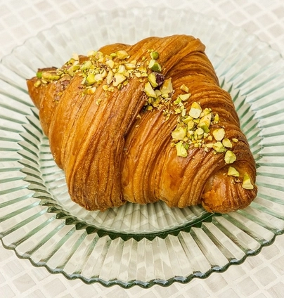 Круасан фісташковий від DIM Bakery 