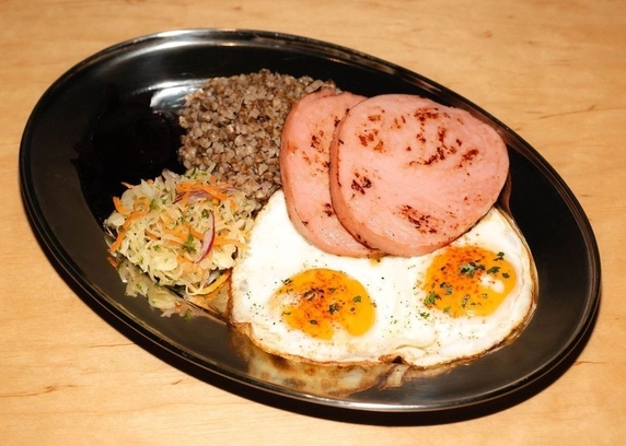 Сніданок з ковбасою від B&B Community 