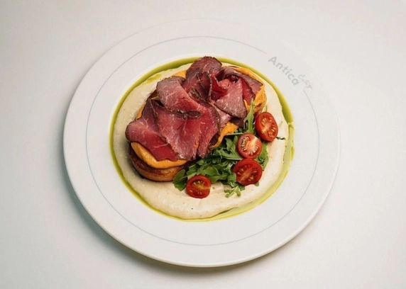 Тост з ростбіфом та соусом тонато - ANTICA Eatery 