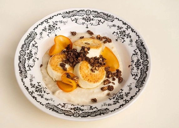 Сирники з банановим кремом та карамеллю - Cafe Mone 