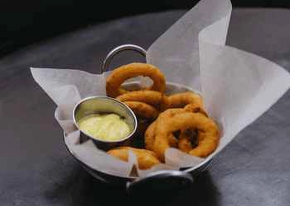 Цибулеві кільця з соусом айолі від Club FM 