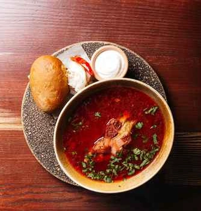 Борщ з копченем свинним реберцем, салом та цибульковим хлібцем від Na Nebi 