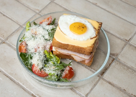 Французький тост з шинкою від DIM Bakery 