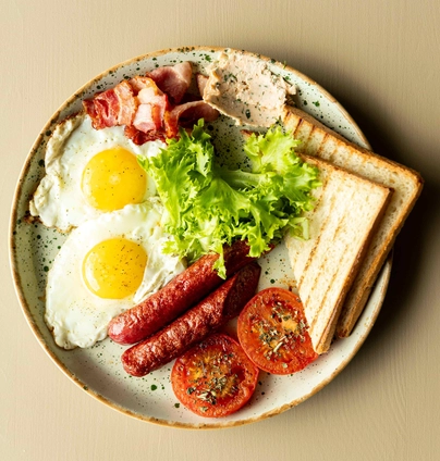 Сніданок з яєшнею та мисливськими ковбасками від ROAD (роад, роуд) 